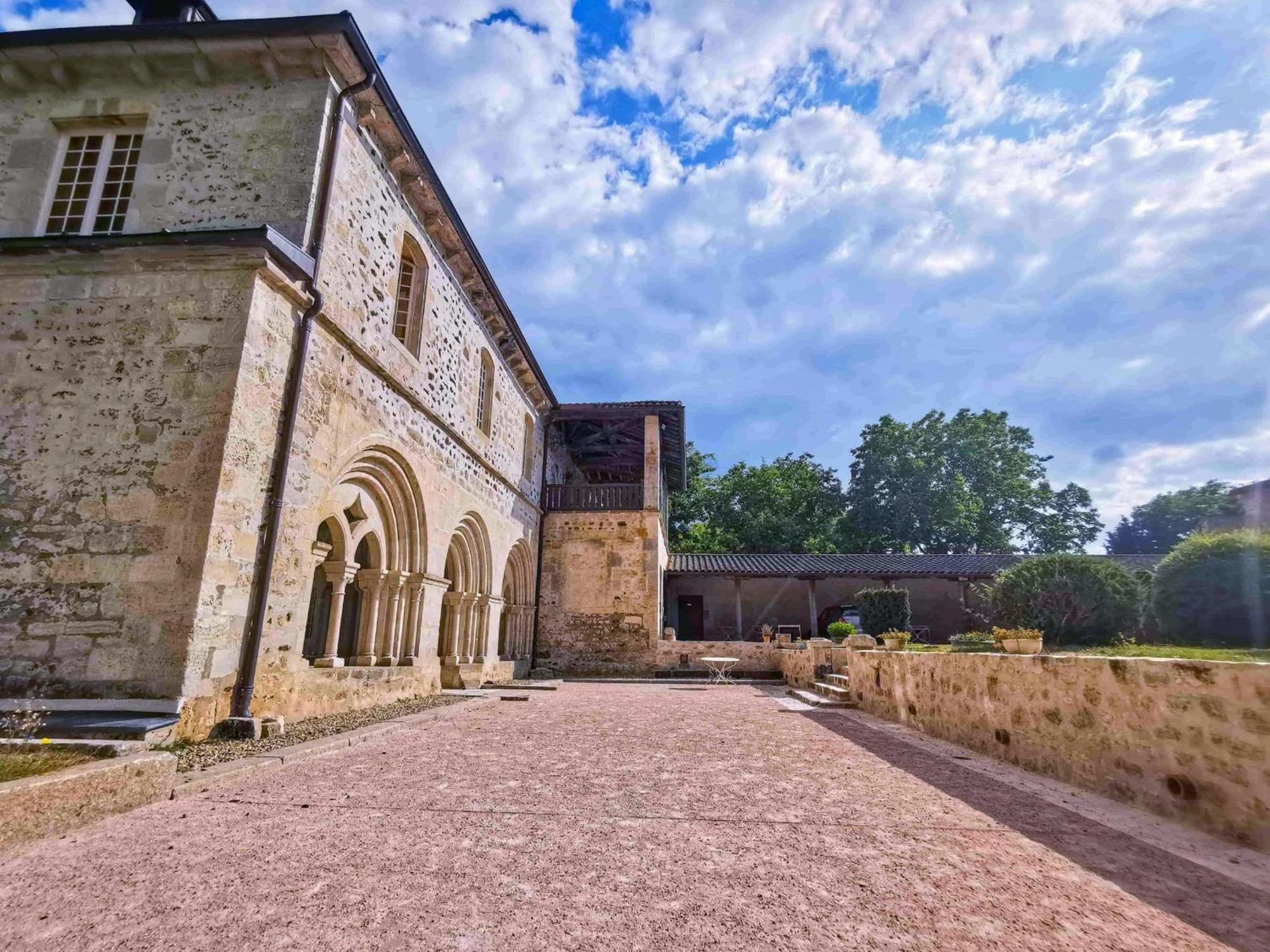 Abbaye Saint Gilbert Bed & Breakfast Exterior photo